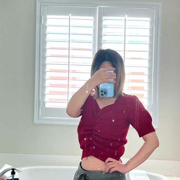 Red short sleeve raffle detailed sweater shirt - Picture 2 of 2